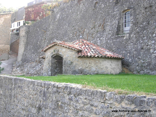 GlaciÃ¨re au pied des remparts nord du chÃ¢teau d'Entrecasteau - (zoom ...